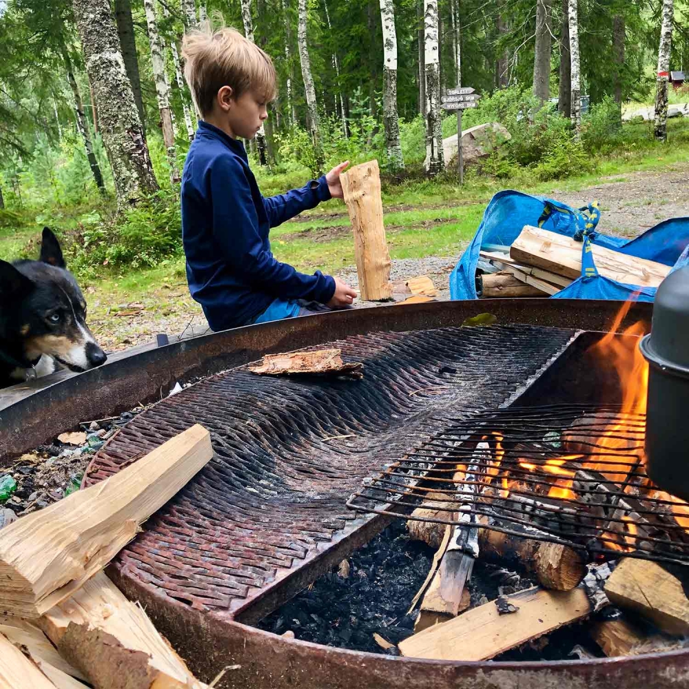 Lagerfeuer Human Dog Adventure Camp in Schweden